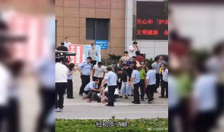 江苏一男子在法院门口，捅死自己妻子