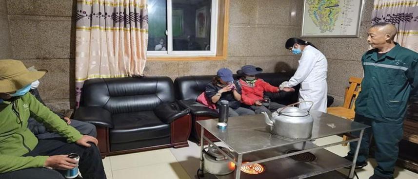 擅自穿越九寨沟的六人被困，获救后被罚
