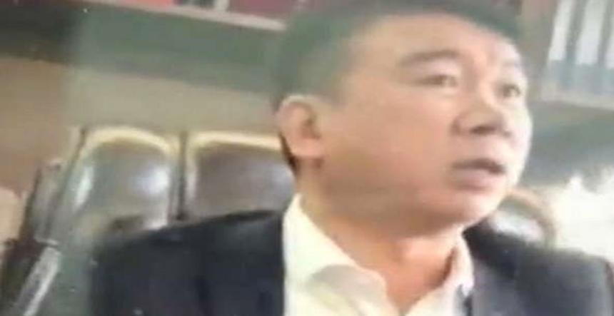 村书记摆官架子，称办事先给两千块