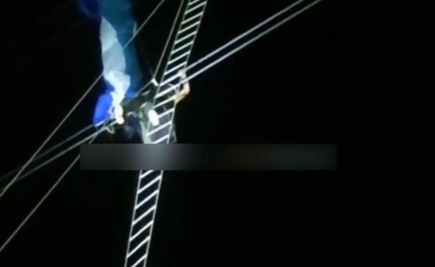 男子玩滑翔伞出现失误，悬挂在高压线上7小时，最终脱离危险