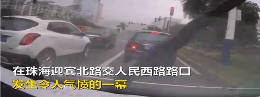 车辆阻挡救护车，急得护士去敲车门