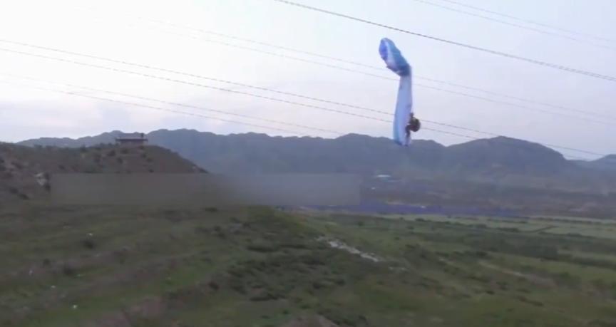 男子玩滑翔伞出现失误，悬挂在高压线上7小时，最终脱离危险