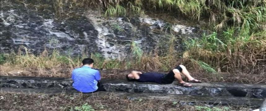 女铁骑温柔劝导轻生女子，大喊不要
