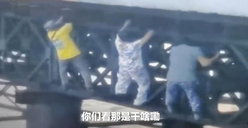太惊险！大爷大妈攀爬汉江大桥外栏，没有任何防护措施
