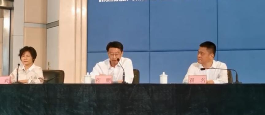 学生退费工作正稳步进行，预计在8月底完工，覆盖的学校有很多