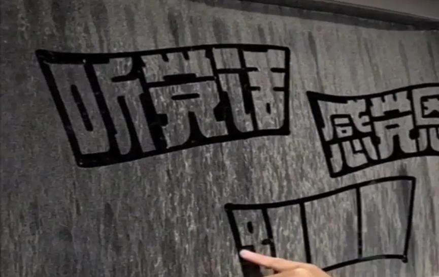 男子在后备箱上写字，字如印刷体，网友惊呼舍不得擦