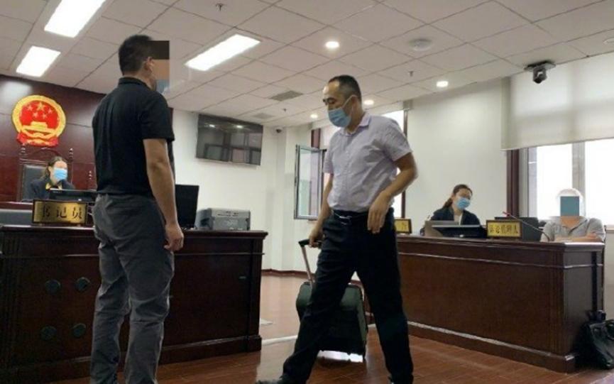 被行李箱绊倒死亡家属起诉箱主人，索赔六十多万元