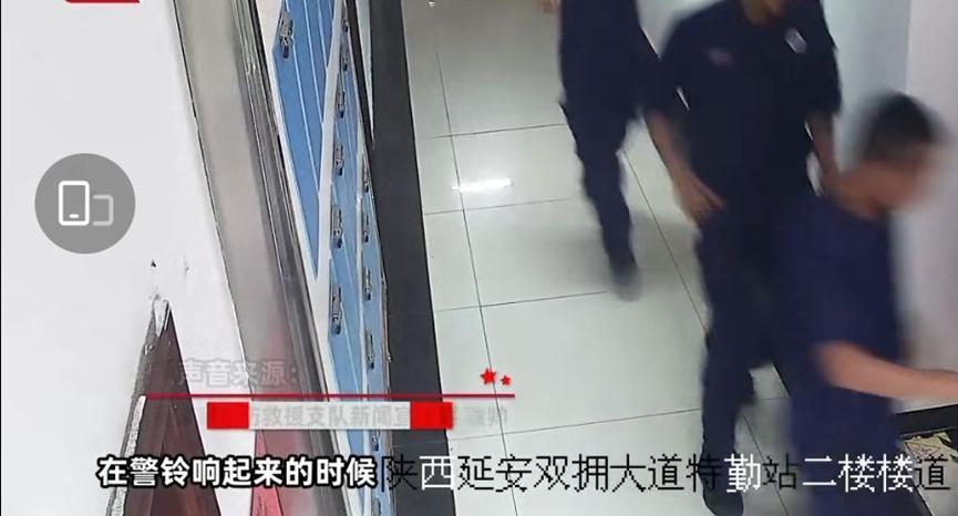 警铃响起，消防员迅速出动，现场小学生看呆