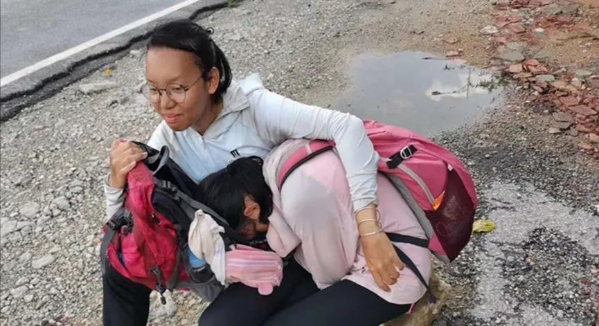父女三人徒步打卡学校，毅力坚持着他们，向终点迈进