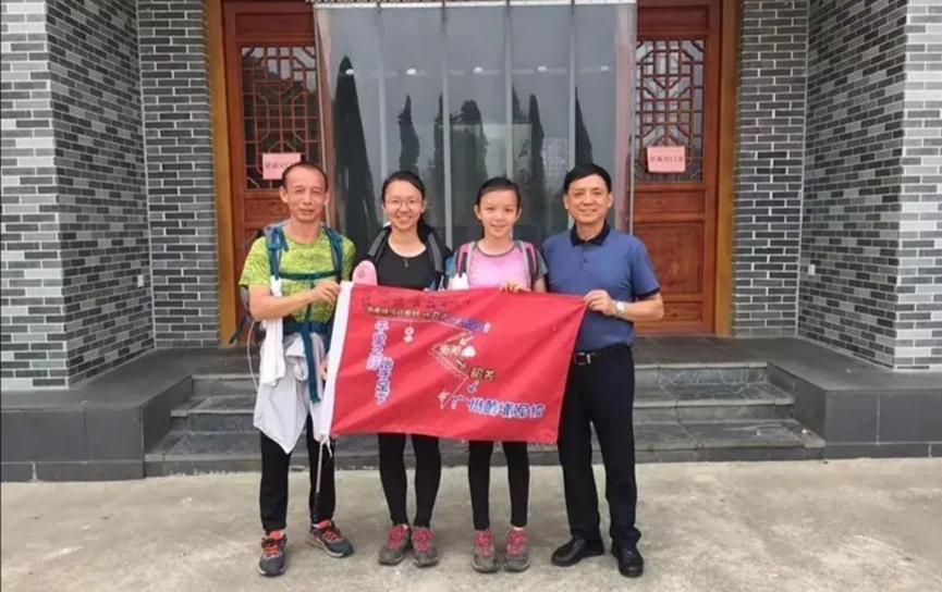 父女三人徒步打卡学校，毅力坚持着他们，向终点迈进