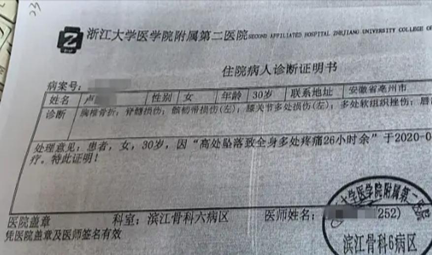 孩子景区撒尿，被游客指出，家长还不知悔改