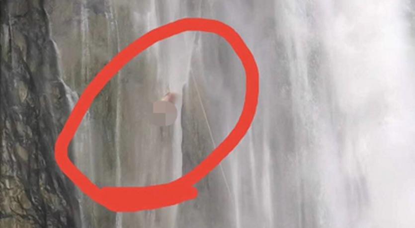 驴友挑战网红瀑布遇险，女子丧命男子挂半腰，救援队正在救援