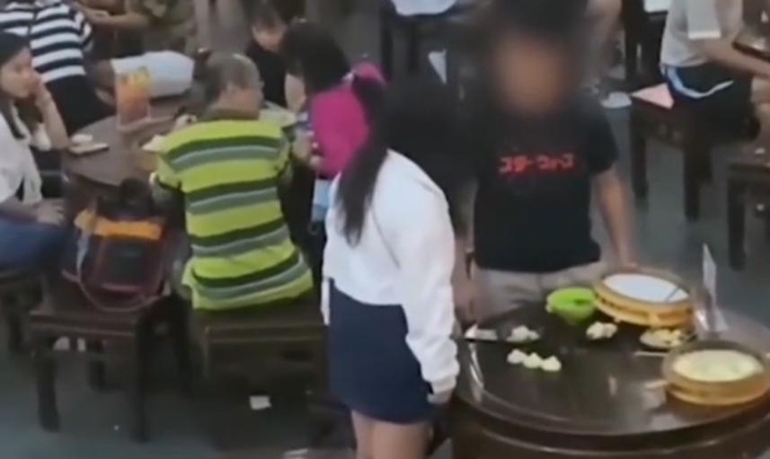 男子七夕请女友吃饭用1元券，女友气到翻桌，没有口红贵！