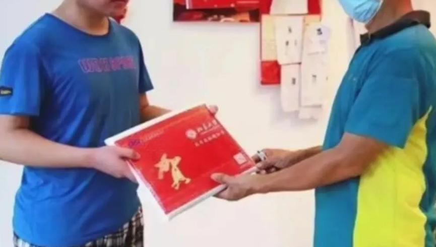 从业邮递工作近20年，实现为儿子送录取通知书