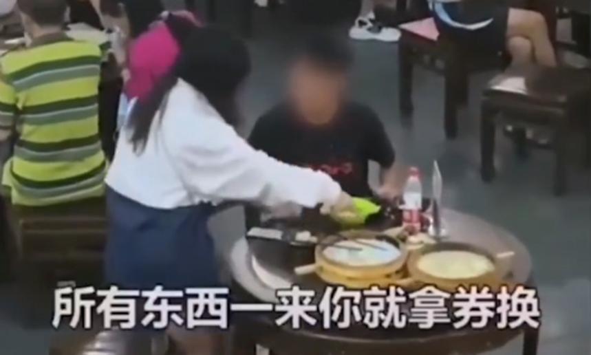 男子七夕请女友吃饭用1元券，女友气到翻桌，没有口红贵！