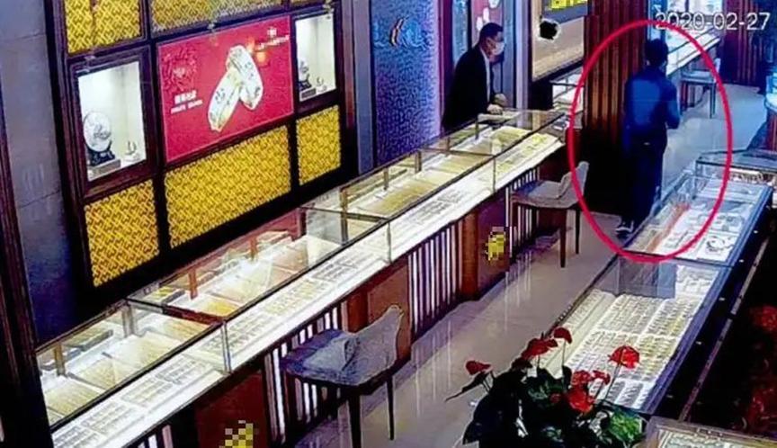 退休大妈因为长期与社会脱离，导致自己误入歧途