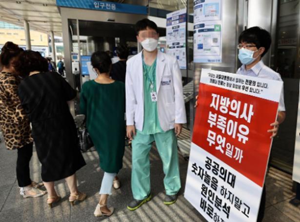 韩国数万名医生集体罢工，原因竟是钱