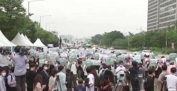 韩国数万名医生集体罢工，原因竟是钱