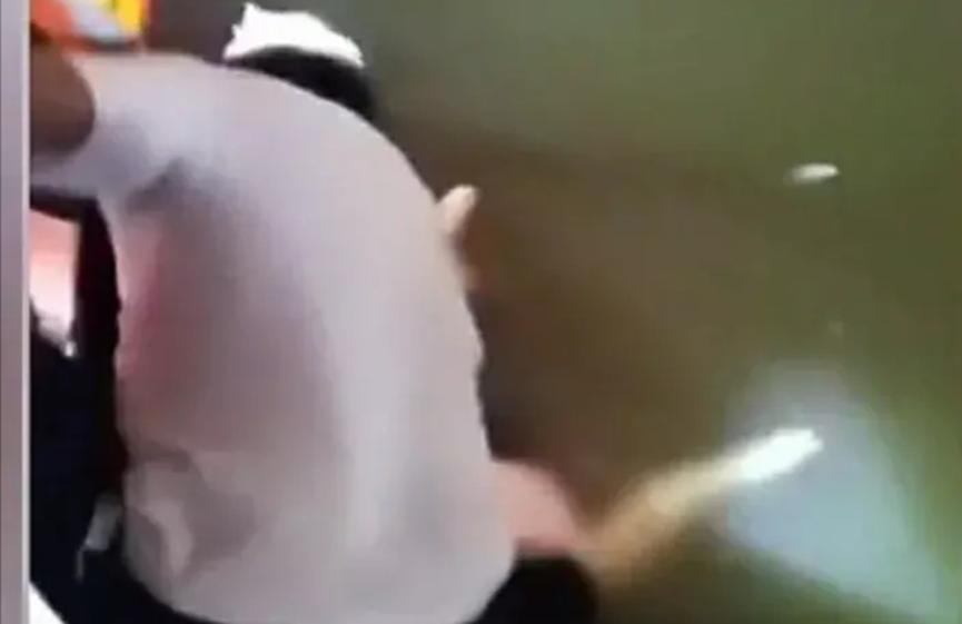 女子落水后，淡定飘在水面上，网友表示很赞