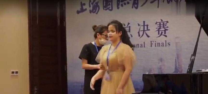 18岁全盲女孩钢琴大赛琴艺夺目，耳朵最强感官