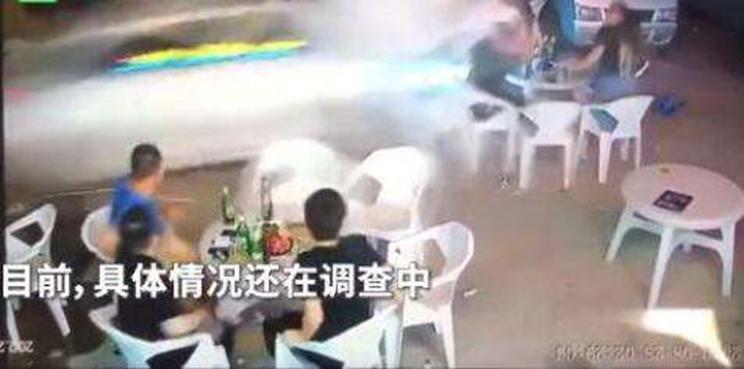 警方通报小车冲进夜市撞人，当事司机已被控制
