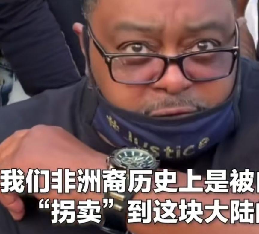 非裔抗议男子父亲拒绝采访，得知央视后同意