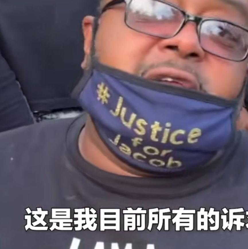 非裔抗议男子父亲拒绝采访，得知央视后同意