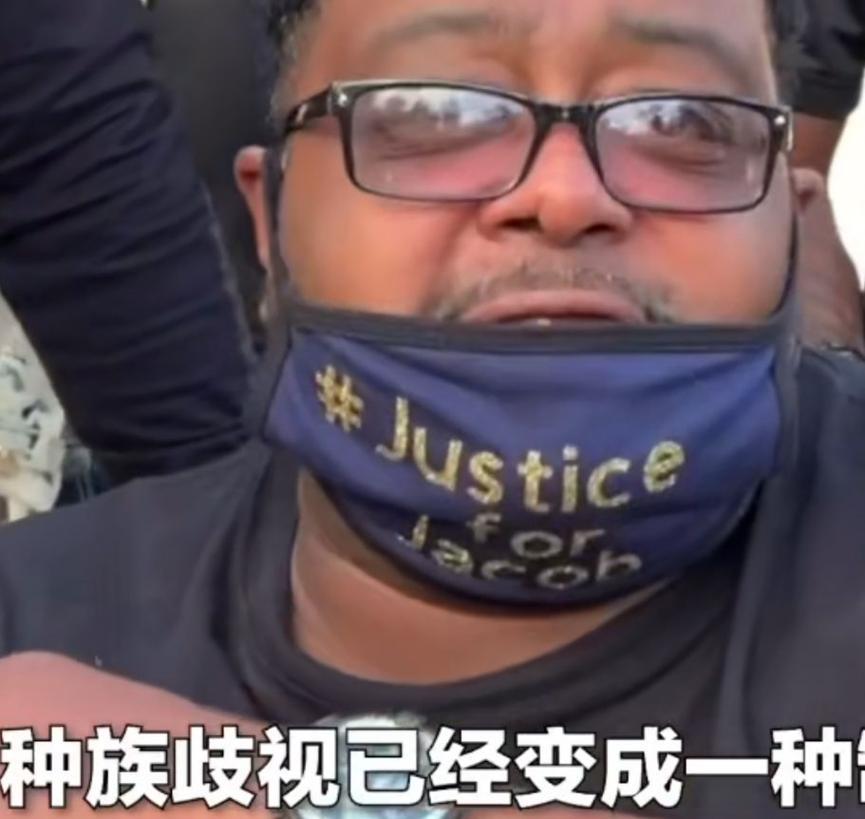 非裔抗议男子父亲拒绝采访，得知央视后同意