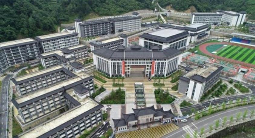 学校过于奢华，被勒令整改，目前已开学