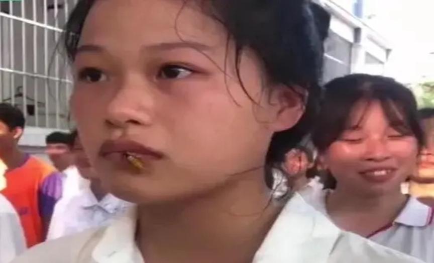 马蜂都爬到嘴边了，女孩不去驱赶，反而任由叮咬