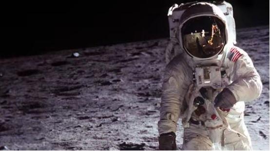 科学家惊奇发现：月球“生锈”了