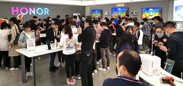 新荣耀独立进行时：实体店铺开 为5G手机竞争开路