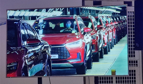 何猷君喜提比亚迪第100万辆新能源汽车