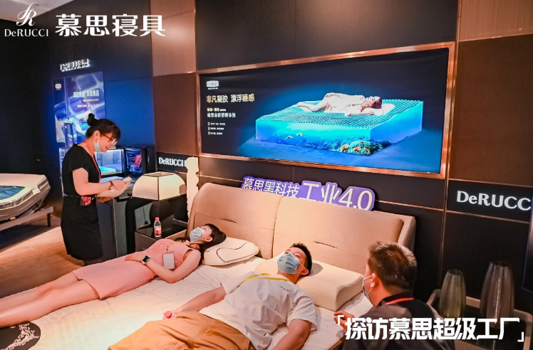 梁汉文化身“慕思好梦推荐官”，探访慕思超级工厂