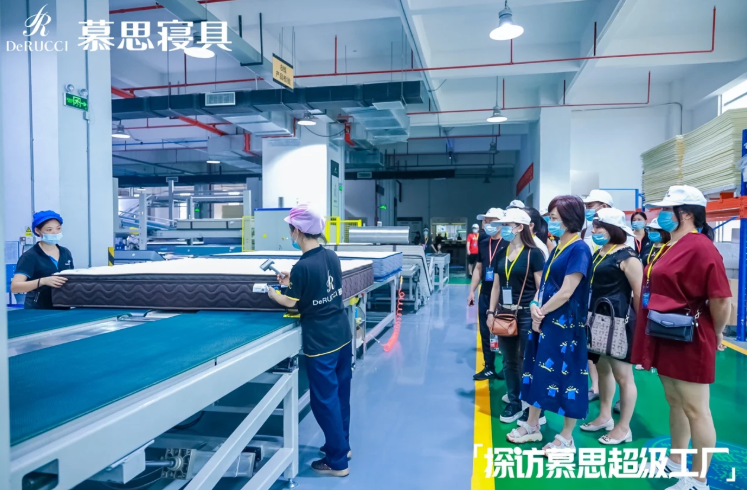梁汉文化身“慕思好梦推荐官”，探访慕思超级工厂
