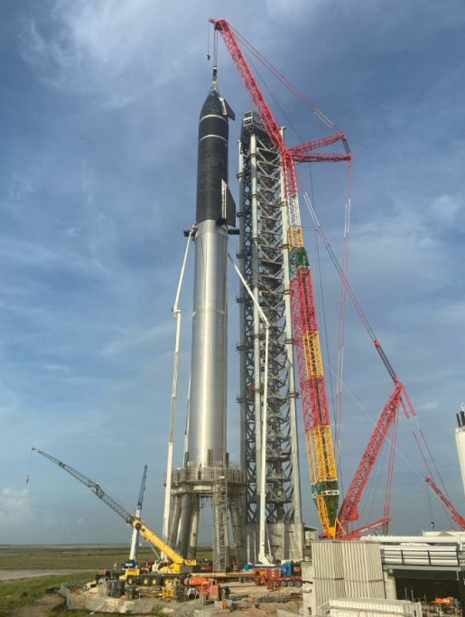 SpaceX完成新创举：成功组装400英尺火箭