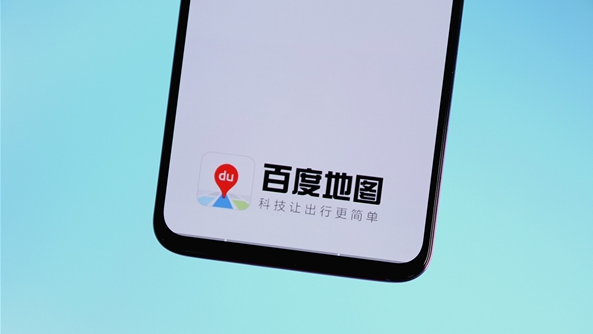 刚领取驾照的新手司机，往往会因驾驶经验不足、路况不够熟悉而产生“上路”焦虑，是马路上的安全隐患。 对此，百度地图在近日正式上线“新手导航”功能，可为用户智能规划新手专属路线，并提供更贴合新手驾驶习惯的语音播报和路口引导，助力安全驾驶。 现在，打开最新版本的百度地图（v.15.10.0），在“驾车”或“新能源”导航界面中，点击Tab并选择“新手模式”即可体验。 百度地图新手导航功能可为用户智能推荐新手专属路线，避免需要走窄路、跨多车道掉头等有一定难度的驾驶动作，帮助用户提前规划合适路线。 例如，从郑州消防局驾车前往郑东·象湖畔小区，常规路线推荐走京港澳高速，但这条路平时大车较多，新手司机往往也会对高速开车存在恐惧心理，所以新手导航会为其优先推荐东四环的路线。虽然总体路程略长一些，但驾驶难度显著降低。 此外，百度地图新手导航充分考虑新手司机的驾车习惯，采用了全新的语音播报和路口放大图展示方式，强化当前路口指引，更加突出直行、转向等关键信息。 同时结合行驶路径，还会为用户提供智能变道建议。例如，在当前路口右侧三车道均可直行，而下一路口需要左转时，新手导航会贴心推荐用户走左侧第二车道，缓解新手变道焦虑。 此外，针对可能存在安全隐患的驾驶场景，新手导航功能还会给予用户温馨的安全提示，例如在汽车起步时提醒用户“系好安全带，调整好后视镜”等等。 针对部分违章拍照路段，新手导航也会提供更细致的解释说明“前方有多乘员车道拍照，车内需有两个及以上人员才可驶入”。