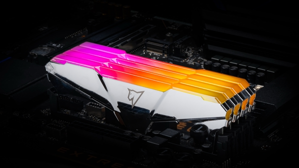 朗科全新“绝影RGB DDR4电镀银套装”来袭