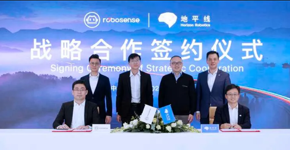 近日，地平线宣布与全球领先的智能激光雷达系统科技企业RoboSense（速腾聚创）达成战略合作。 双方将依托在各自领域的技术积累和量产经验，重点围绕高级辅助驾驶（ADAS）、自动驾驶、机器人、智慧交通新基建等方面开展深度合作。 地平线将提供以“芯片+算法+AI开发工具”为基础的智能汽车解决方案，充分满足RoboSense对智能网联汽车的多元化需求。 根据合作协议，基于RoboSense（速腾聚创）第二代智能固态激光雷达RS-LiDAR-M1(下文简称"M1")，以及地平线征程3、征程5汽车智能芯片，双方将面向高等级自动驾驶前装量产的融合感知解决方案，进行协同开发与适配。 未来，双方将依托各自行业资源优势，基于自动/高级辅助驾驶、车路协同、机器人等激光雷达感知技术，面向更多应用场景打造量产级融合感知方案，共同促进国内智能网联交通产业全方位规模化落地。 据了解，RoboSense第二代智能固态激光雷达M1实现了从一维机械扫描到二维芯片扫描的革命性进化，独有智能“凝视”功能，可以动态智能切换远近场感知状态，大幅提升智能驾驶系统在高速、城区等不同场景的感知能力，进而提升智能驾驶的安全与体验。 而地平线最新推出的征程5，兼顾强大的算力和高性能，其中单颗芯片算力最高可达128TOBS，持16路摄像头，性能超越特斯拉FSD，毫秒必争高效协同，能够支持自动驾驶所需要的多传感器融合、预测和规划控制等需求。 同时，征程5芯片AI性能跑分更强，超越NVIDIA ORIN，是国内唯一支持快速量产的整车智能计算平台芯片。