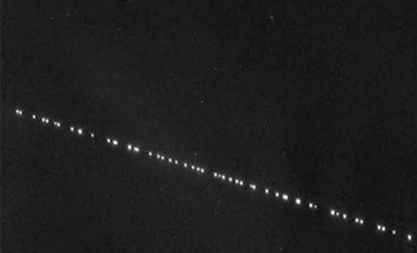 马斯克表示不放弃“星链”卫星，将发射数万颗